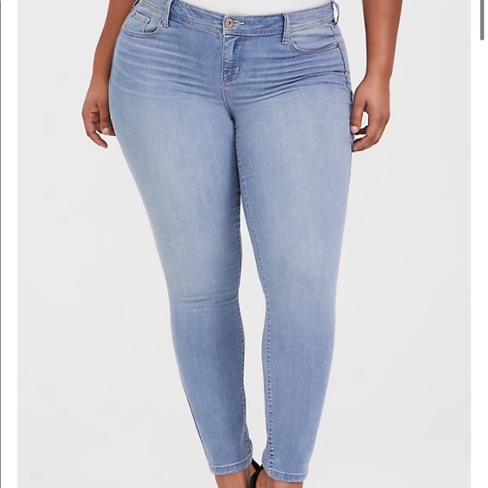 TORRID LUXE SKINNY JEAN - LUXE STRETCH LIGHT WASH SHORT LENGTH